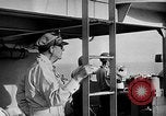 Standbild alliierten Truppen erobern Balikpapan Borneo Indonesien, 1945, aus Sekunde 41 historischem Filmmaterial Videoclip 65675072727