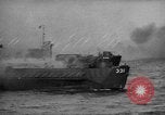Standbild alliierten Truppen erobern Balikpapan Borneo Indonesien, 1945, aus Sekunde 44 historischem Filmmaterial Videoclip 65675072727