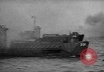 Standbild alliierten Truppen erobern Balikpapan Borneo Indonesien, 1945, aus Sekunde 45 historischem Filmmaterial Videoclip 65675072727