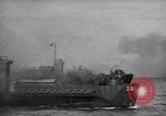 Standbild alliierten Truppen erobern Balikpapan Borneo Indonesien, 1945, aus Sekunde 47 historischem Filmmaterial Videoclip 65675072727
