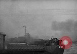 Standbild alliierten Truppen erobern Balikpapan Borneo Indonesien, 1945, aus Sekunde 48 historischem Filmmaterial Videoclip 65675072727