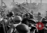 Standbild alliierten Truppen erobern Balikpapan Borneo Indonesien, 1945, aus Sekunde 61 historischem Filmmaterial Videoclip 65675072727