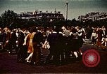 Immagine di V-e celebrazione della festa Parigi Francia, 1945, secondo 37 filmato di repertorio 65675072729
