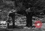 Image l'or à la batée Arizona United States USA, 1920, de la seconde 4 séquences d'archives historiques vidéo 65675072790