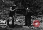 Image l'or à la batée Arizona United States USA, 1920, de la seconde 7 séquences d'archives historiques vidéo 65675072790