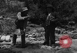Image l'or à la batée Arizona United States USA, 1920, de la seconde 8 séquences d'archives historiques vidéo 65675072790