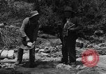 Image l'or à la batée Arizona United States USA, 1920, de la seconde 9 séquences d'archives historiques vidéo 65675072790