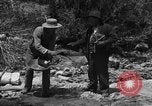 Image l'or à la batée Arizona United States USA, 1920, de la seconde 11 séquences d'archives historiques vidéo 65675072790