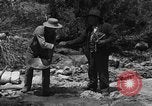 Image l'or à la batée Arizona United States USA, 1920, de la seconde 12 séquences d'archives historiques vidéo 65675072790