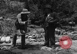 Image l'or à la batée Arizona United States USA, 1920, de la seconde 15 séquences d'archives historiques vidéo 65675072790