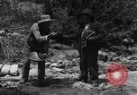 Image l'or à la batée Arizona United States USA, 1920, de la seconde 16 séquences d'archives historiques vidéo 65675072790
