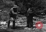 Image l'or à la batée Arizona United States USA, 1920, de la seconde 17 séquences d'archives historiques vidéo 65675072790