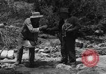 Image l'or à la batée Arizona United States USA, 1920, de la seconde 18 séquences d'archives historiques vidéo 65675072790