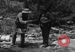 Image l'or à la batée Arizona United States USA, 1920, de la seconde 19 séquences d'archives historiques vidéo 65675072790