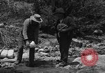 Image l'or à la batée Arizona United States USA, 1920, de la seconde 20 séquences d'archives historiques vidéo 65675072790