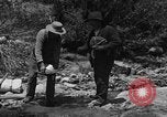 Image l'or à la batée Arizona United States USA, 1920, de la seconde 21 séquences d'archives historiques vidéo 65675072790
