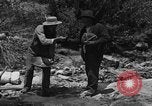 Image l'or à la batée Arizona United States USA, 1920, de la seconde 22 séquences d'archives historiques vidéo 65675072790