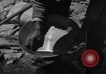 Image l'or à la batée Arizona United States USA, 1920, de la seconde 25 séquences d'archives historiques vidéo 65675072790