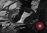 Image l'or à la batée Arizona United States USA, 1920, de la seconde 30 séquences d'archives historiques vidéo 65675072790