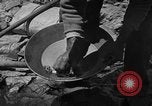 Image l'or à la batée Arizona United States USA, 1920, de la seconde 31 séquences d'archives historiques vidéo 65675072790