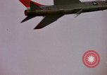 Immagine di F-8D Crusader degli aerei da caccia Point Mugu California USA, 1963, secondo 10 filmato di repertorio 65675072809