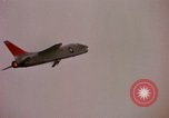 Immagine di F-8D Crusader degli aerei da caccia Point Mugu California USA, 1963, secondo 12 filmato di repertorio 65675072809