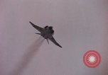 Immagine di F-8D Crusader degli aerei da caccia Point Mugu California USA, 1963, secondo 27 filmato di repertorio 65675072809