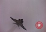 Immagine di F-8D Crusader degli aerei da caccia Point Mugu California USA, 1963, secondo 28 filmato di repertorio 65675072809