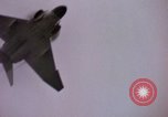 Immagine di F-8D Crusader degli aerei da caccia Point Mugu California USA, 1963, secondo 30 filmato di repertorio 65675072809