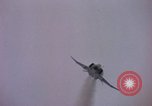 Immagine di F-8D Crusader degli aerei da caccia Point Mugu California USA, 1963, secondo 43 filmato di repertorio 65675072809