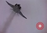 Immagine di F-8D Crusader degli aerei da caccia Point Mugu California USA, 1963, secondo 45 filmato di repertorio 65675072809