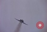 Immagine di F-8D Crusader degli aerei da caccia Point Mugu California USA, 1963, secondo 55 filmato di repertorio 65675072809