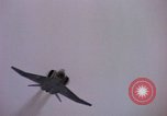 Immagine di F-8D Crusader degli aerei da caccia Point Mugu California USA, 1963, secondo 58 filmato di repertorio 65675072809