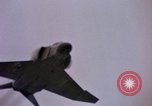 Immagine di F-8D Crusader degli aerei da caccia Point Mugu California USA, 1963, secondo 60 filmato di repertorio 65675072809