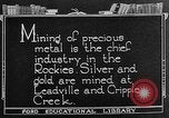 Standbild Gold panning Leadville Colorado USA, 1922, aus Sekunde 1 historischem Filmmaterial Videoclip 65675072890