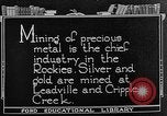 Standbild Gold panning Leadville Colorado USA, 1922, aus Sekunde 3 historischem Filmmaterial Videoclip 65675072890