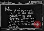 Standbild Gold panning Leadville Colorado USA, 1922, aus Sekunde 5 historischem Filmmaterial Videoclip 65675072890