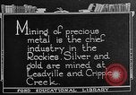 Standbild Gold panning Leadville Colorado USA, 1922, aus Sekunde 9 historischem Filmmaterial Videoclip 65675072890
