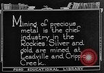 Standbild Gold panning Leadville Colorado USA, 1922, aus Sekunde 10 historischem Filmmaterial Videoclip 65675072890