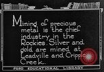Standbild Gold panning Leadville Colorado USA, 1922, aus Sekunde 11 historischem Filmmaterial Videoclip 65675072890