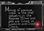 Standbild Gold panning Leadville Colorado USA, 1922, aus Sekunde 12 historischem Filmmaterial Videoclip 65675072890