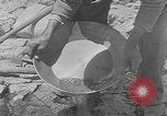 Standbild Gold panning Leadville Colorado USA, 1922, aus Sekunde 13 historischem Filmmaterial Videoclip 65675072890
