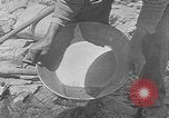 Standbild Gold panning Leadville Colorado USA, 1922, aus Sekunde 14 historischem Filmmaterial Videoclip 65675072890