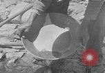 Standbild Gold panning Leadville Colorado USA, 1922, aus Sekunde 15 historischem Filmmaterial Videoclip 65675072890