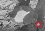 Standbild Gold panning Leadville Colorado USA, 1922, aus Sekunde 16 historischem Filmmaterial Videoclip 65675072890