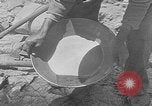Standbild Gold panning Leadville Colorado USA, 1922, aus Sekunde 17 historischem Filmmaterial Videoclip 65675072890