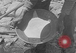 Standbild Gold panning Leadville Colorado USA, 1922, aus Sekunde 18 historischem Filmmaterial Videoclip 65675072890