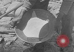 Standbild Gold panning Leadville Colorado USA, 1922, aus Sekunde 19 historischem Filmmaterial Videoclip 65675072890