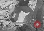 Standbild Gold panning Leadville Colorado USA, 1922, aus Sekunde 20 historischem Filmmaterial Videoclip 65675072890