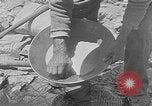 Standbild Gold panning Leadville Colorado USA, 1922, aus Sekunde 21 historischem Filmmaterial Videoclip 65675072890